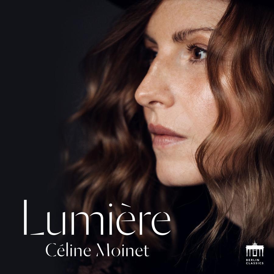 Release-Cover „Lumière“ von Oboistin Céline Moinet. Dunkles Porträt im seitlichen Profil, das Gesicht nah am Bildrand und von weichem Licht beleuchtet; warme Braun- und kühle Schwarztöne, intime Nahaufnahme und elegante Stimmung.