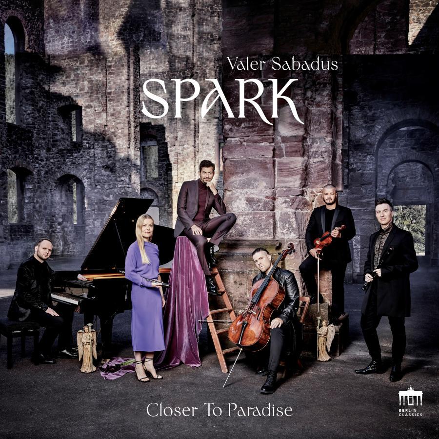 Release-Cover „Closer to Paradise“ von Spark mit Valer Sabadus. Ensembles mit Klavier, Cello, Geige und weiteren Instrumenten in historisch wirkender Ruinenkulisse; dunkle Grau- und Violetttöne, frontale Inszenierung und dramatische Atmosphäre.