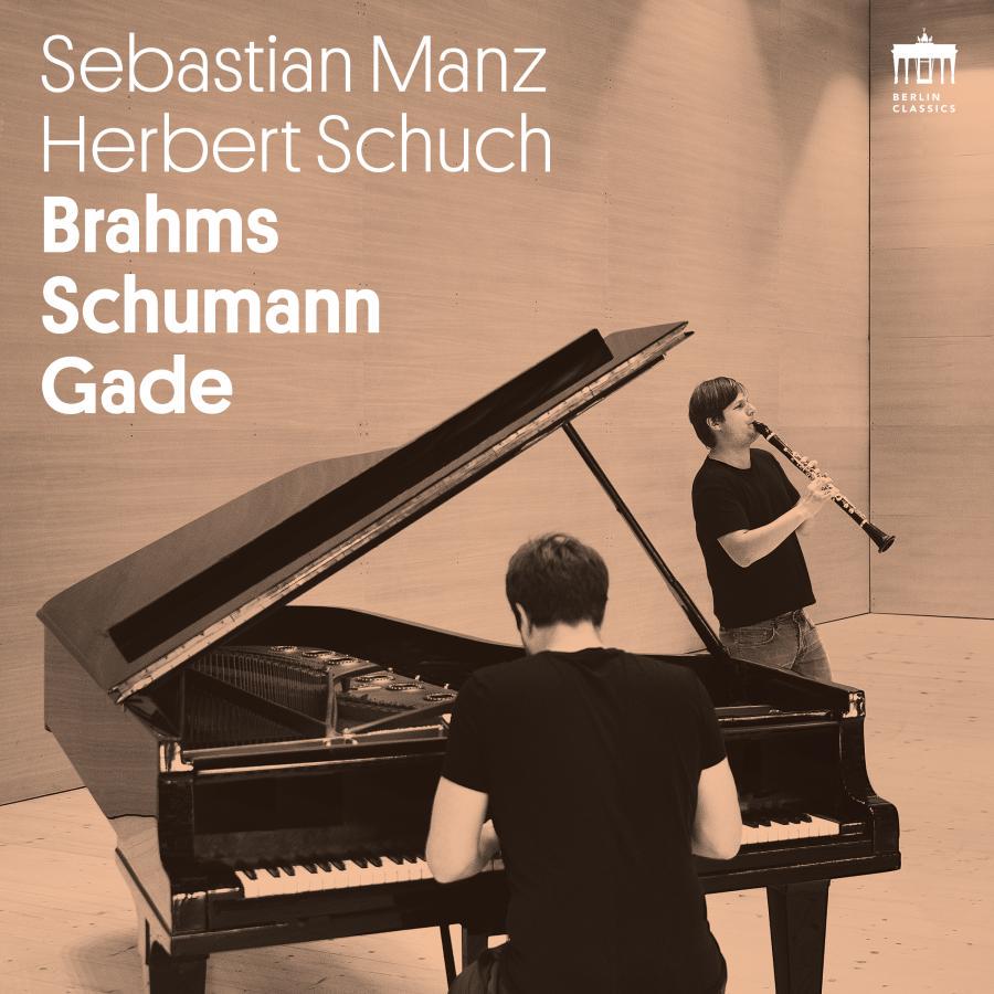 Release-Cover „Brahms Schumann Gade“ von Klarinettist Sebastian Manz und Herbert Schuch. Sepiafarbenes Foto mit Pianist am Flügel und Klarinettist im Proberaum; leicht erhöhte Perspektive, warme Holztöne und ruhige Kammermusikstimmung.