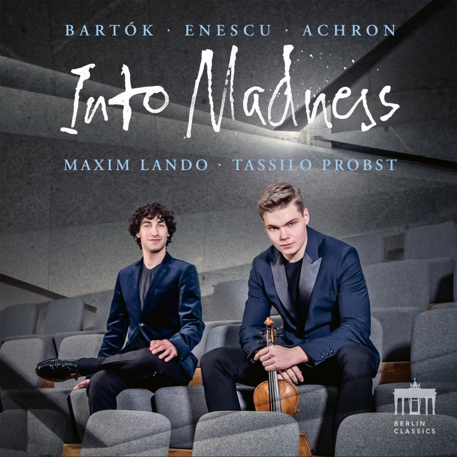 Release-Cover „Into Madness“ mit Werken von Bartók, Enescu und Achron, gespielt von Maxim Lando und Violinist Tassilo Probst. Zwei Musiker in einem leeren Saal, einer mit Violine; kühle Grau- und Blautöne, frontale Perspektive und dramatische Konzertsaalatmosphäre.