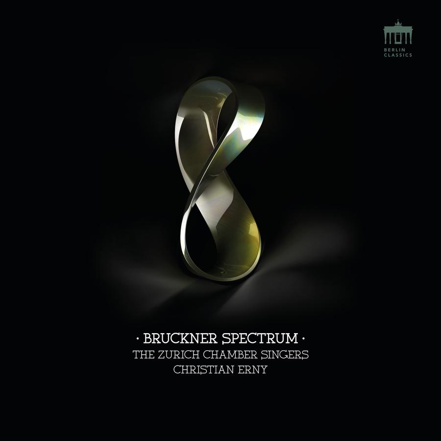 Release-Cover „Bruckner Spectrum“ mit den Zurich Chamber Singers unter Christian Erny. Dunkle Grafik mit schwebender, metallisch glänzender Acht-Form vor schwarzem Hintergrund; kühle Gold- und Grüntöne, dramatische Beleuchtung und abstrakte Frontalansicht.