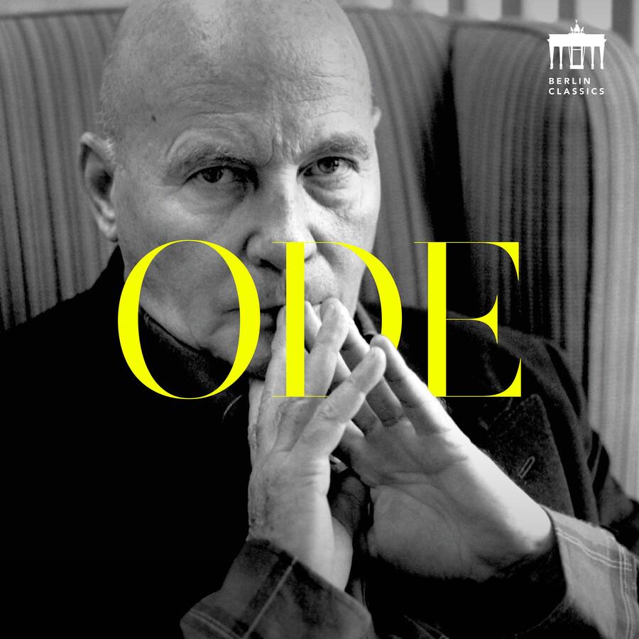Release-Cover „Ode to Henze“ von Isang Enders und dem WDR Symphonieorchester. Schwarz-Weiß-Porträt eines älteren Mannes in Nahaufnahme mit Händen vor dem Gesicht, überlagert von großer gelber Typografie „ODE“; starke Kontraste, frontale Perspektive und konzentrierte, ernste Stimmung.