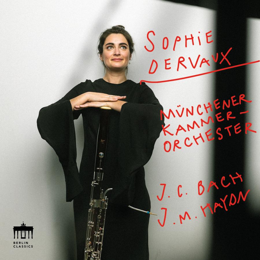 Release-Cover „J. C. Bach & J. M. Haydn“ von Fagottistin Sophie Dervaux mit Münchener Kammerorchester. Porträt mit Fagott vor heller Wand, ergänzt durch rote handschriftliche Typografie; weiches Licht, klare Frontalansicht und moderne Studioatmosphäre.
