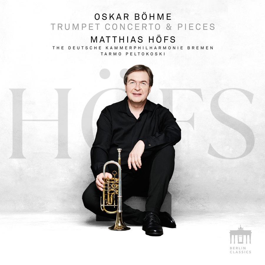 Release-Cover „Oskar Böhme: Trumpet Concerto & Pieces“ von Trompeter Matthias Höfs mit der Deutschen Kammerphilharmonie Bremen unter Tarmo Peltokoski. Helles Porträt, Matthias Höfs sitzt mit Trompete vor weiß-grauem Hintergrund; klare Frontalansicht und reduzierte, freundliche Studiohelligkeit.