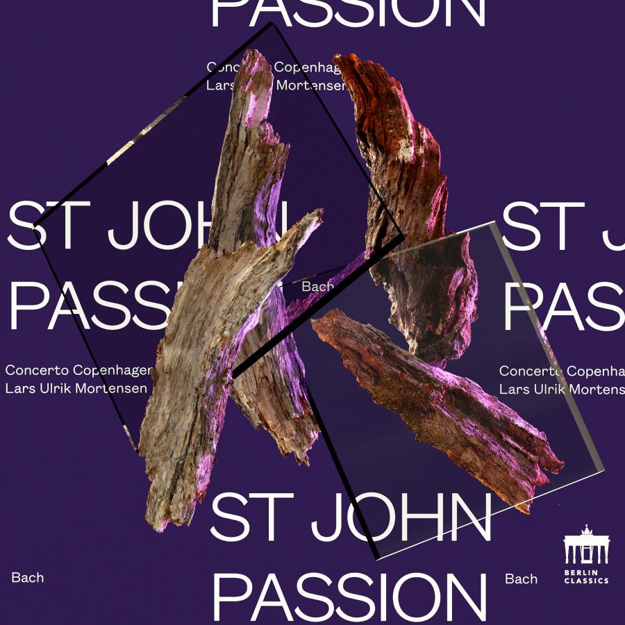 Release-Cover „J. S. Bach: St John Passion“ mit dem Concerto Copenhagen unter Lars Ulrik Mortensen. Dunkelviolette Grafik mit schwebenden Holzfragmenten, Spiegelkanten und großer weißer Typografie; kontrastreiche, dramatische Frontalansicht.