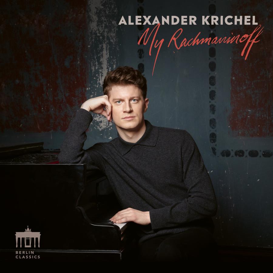 Release-Cover „My Rachmaninoff“ von Pianist Alexander Krichel. Porträt am Klavier vor strukturierter Wand, die Hand am Kopf, der Arm liegt auf dem Klavier ab; gedämpfte Blau- und Rottöne, ruhige Nahaufnahme und konzentrierte Atmosphäre.