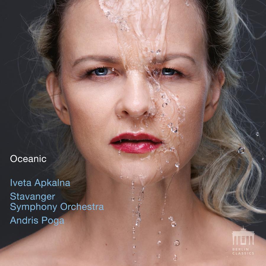 Release-Cover „Oceanic“ von Organistin Iveta Apkalna mit Stavanger Symphony Orchestra unter Andris Poga. Frontales Porträt von Iveta Apkalna, über deren Gesicht Wasser läuft; kühle Grau- und Blautöne, starke Nahaufnahme und klare, intensive Bildwirkung.
