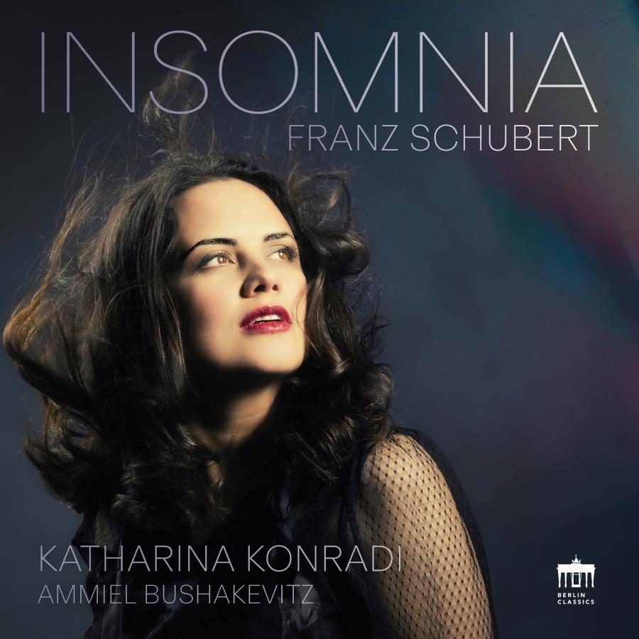 Release-Cover „Insomnia“ mit Sängerin Katharina Konradi und Ammiel Bushakevitz, Franz Schubert. Dunkles Porträt einer Frau mit offenem Haar und rotem Lippenstift, der Blick geht nach oben zur Seite; kühle Blau- und Grautöne, dramatische Lichtstimmung und intime Nahaufnahme.