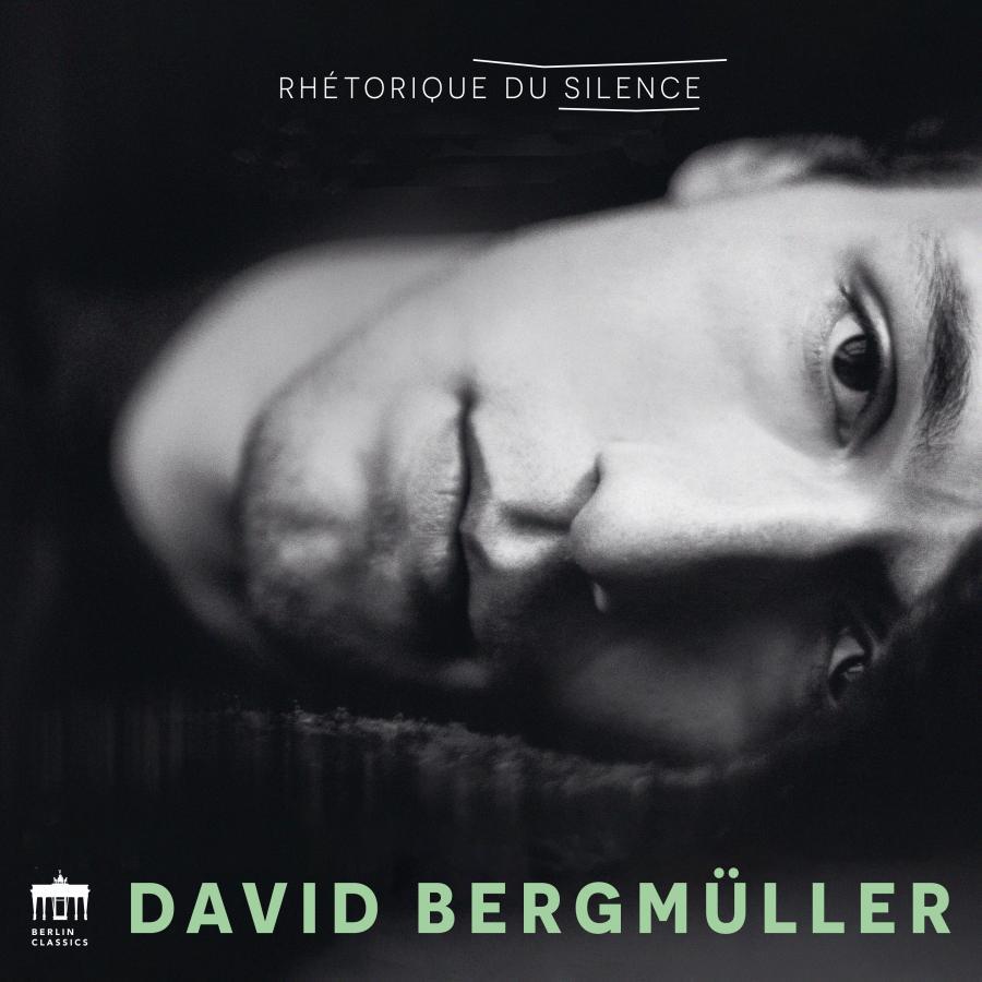 Release-Cover „Rhétorique du Silence“ von Lautenist David Bergmüller. Schwarz-Weiß-Nahaufnahme eines liegenden Gesichts, seitlich gedreht und stark angeschnitten; dunkle Kontraste, intime Perspektive und stille, nachdenkliche Stimmung.