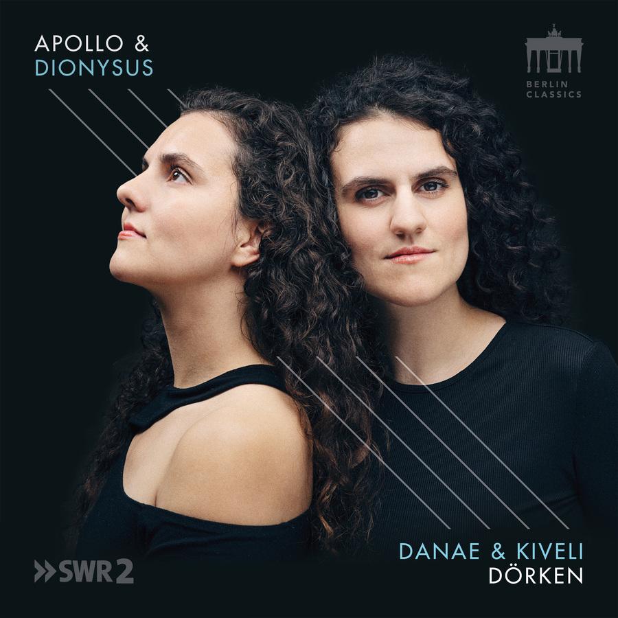 Release-Cover „Apollo & Dionysus“ von Pianistin Danae Dörken und Kiveli Dörken. Dunkles Doppelporträt zweier Frauen mit lockigem Haar, eine im Profil, eine frontal zur Kamera; schwarze Kleidung, kühle Lichtstimmung und elegante, minimalistische Komposition.