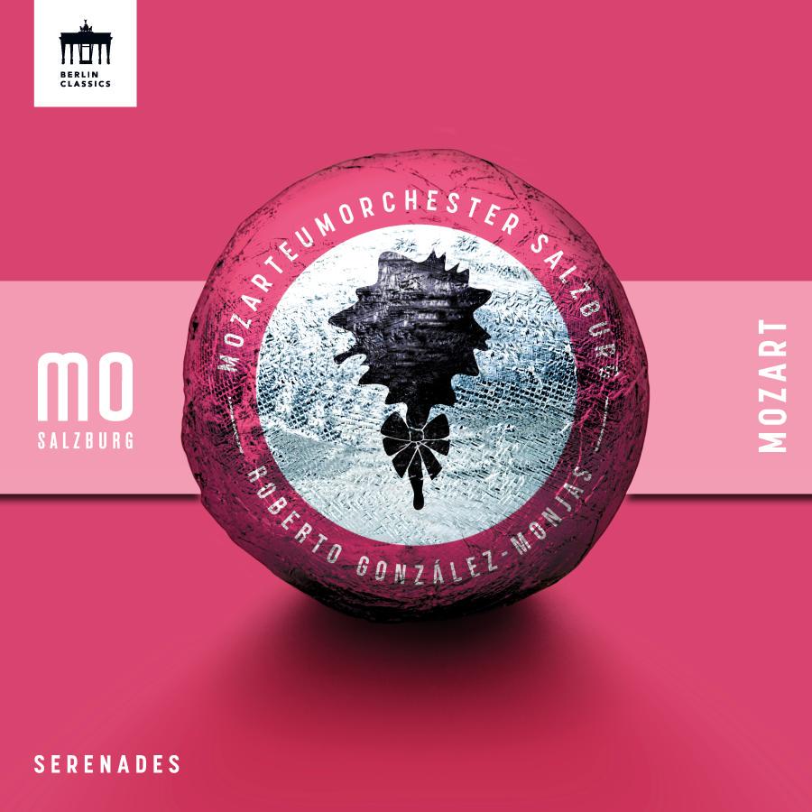 Release-Cover „Mozart: Serenades“ mit dem Mozarteumorchester Salzburg unter Roberto González-Monjas. Grafisches Cover mit pinkem Hintergrund und zentraler Abbildung einer Mozartkugel; kräftige Farbe, klare Frontalansicht und moderne Reihenoptik.
