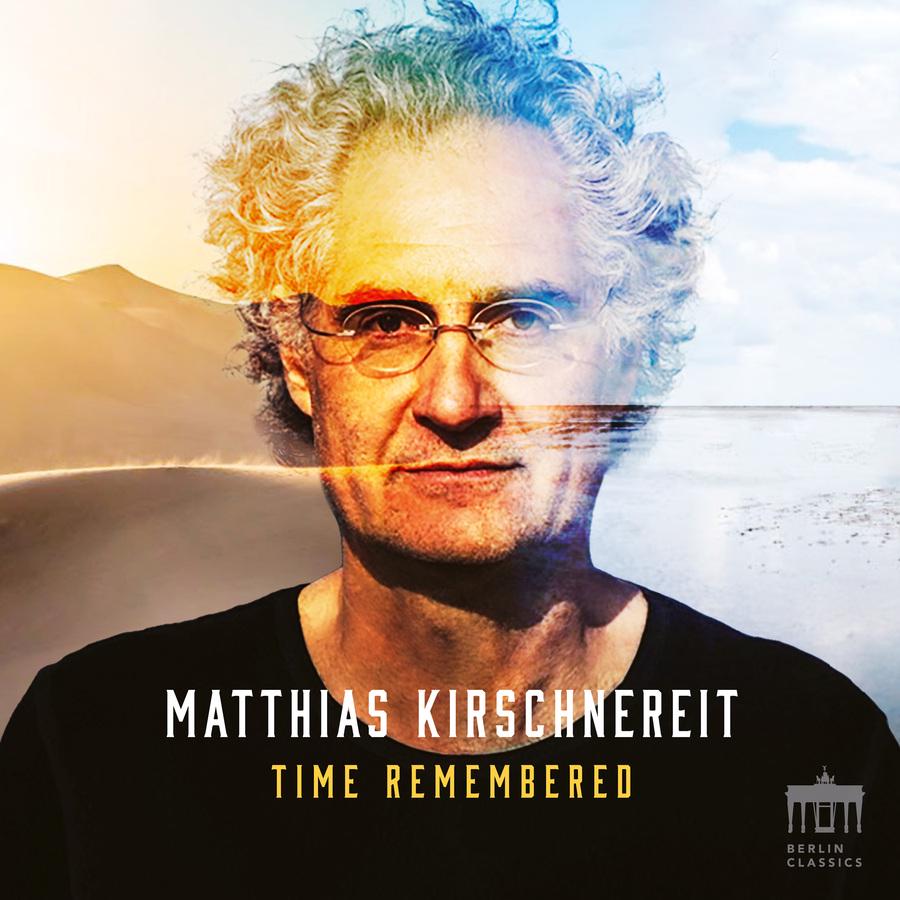 Release-Cover „Time Remembered“ von Pianist Matthias Kirschnereit. Farbiges Porträt mit Landschaftsüberblendung aus Meer, Himmel und Wüste; warme Gelb- und kühle Blautöne, frontale Nahaufnahme und nachdenkliche, atmosphärische Wirkung.