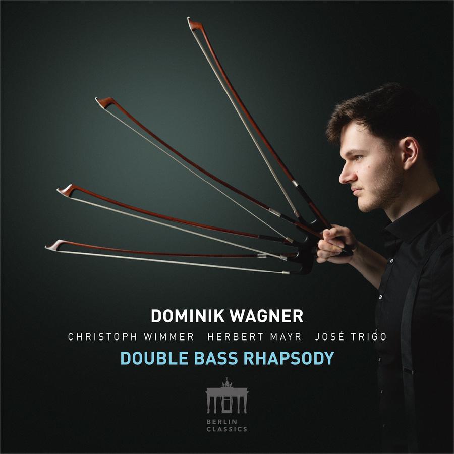 Release-Cover „Double Bass Rhapsody“ von Kontrabassist Dominik Wagner mit Christoph Wimmer, Herbert Mayr und José Trigo. Dunkles Porträt im Seitenprofil mit mehreren fächerartig gehaltenen Kontrabassbögen; schwarze Kleidung, weiches Seitenlicht und grafisch-dramatische Wirkung.