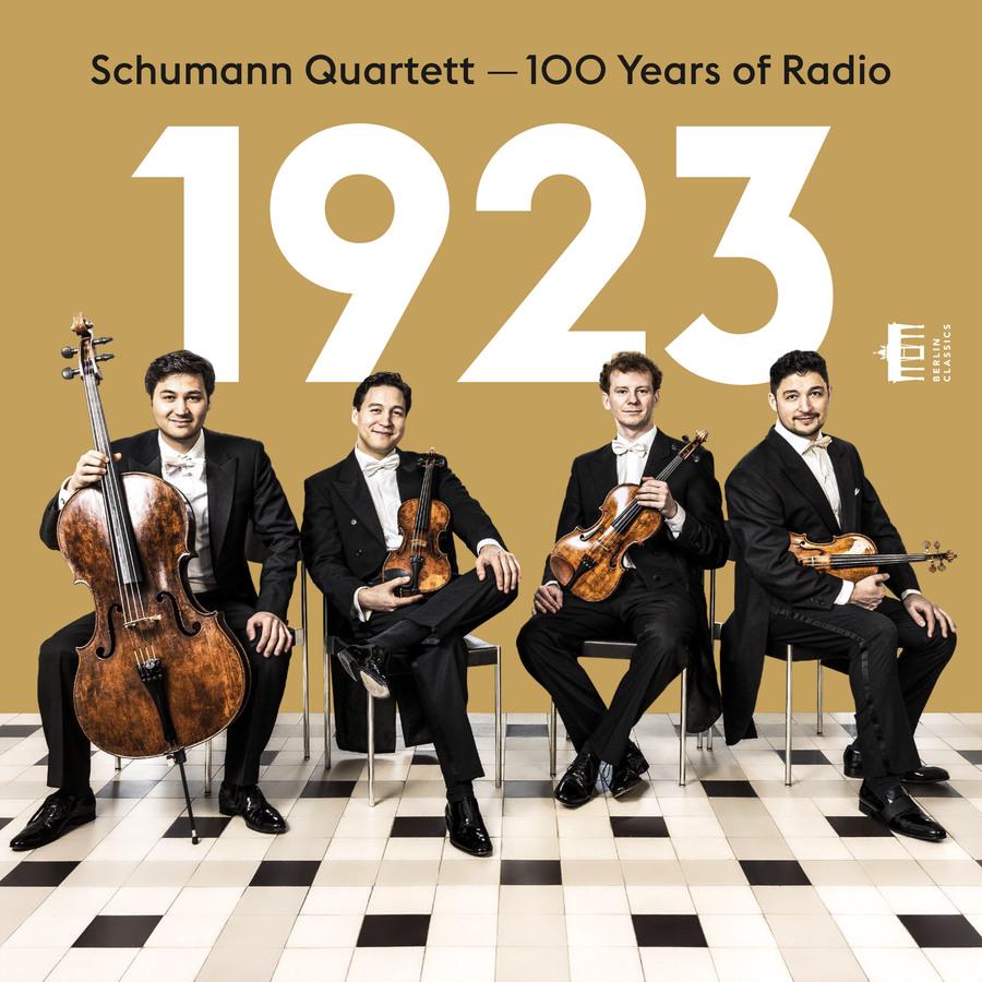 Release-Cover „100 Years of Radio“ des Schumann Quartetts. Vier Musikern mit Streichinstrumenten vor goldfarbenem Hintergrund und großer weißer Jahreszahl „1923“; frontale Gruppenaufnahme und klare, festliche Gestaltung.