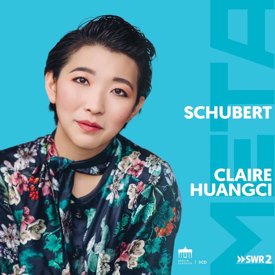 Release-Cover „Schubert - Meta“ von Pianistin Claire Huangci. Helles Porträt vor türkisblauem Hintergrund, sie trägt ein florales Oberteil und blickt direkt in die Kamera; klare Studioausleuchtung und moderne, freundliche Farbwirkung.