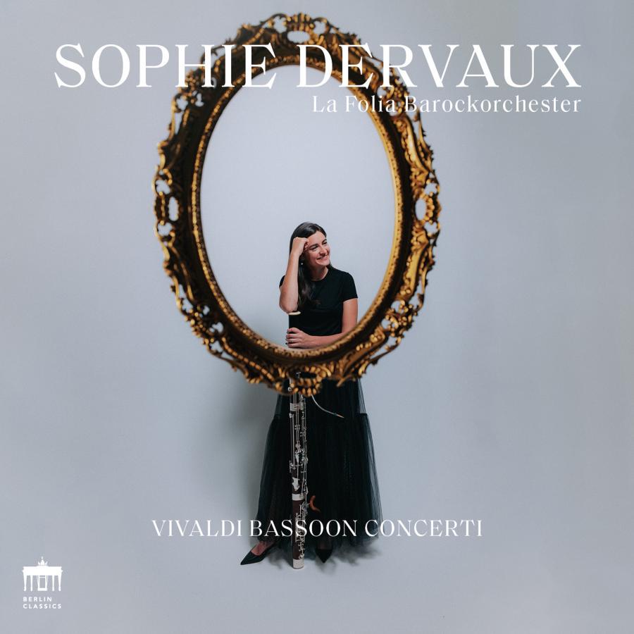 Release-Cover „Vivaldi: Bassoon Concerti“ von Fagottistin Sophie Dervaux mit La Folia Barockorchester. Musikerin steht mit Fagott vor grauem Hintergrund, eingerahmt von einem goldenen ovalen Spiegelrahmen; weiches Licht und elegante, reduzierte Studioinszenierung.