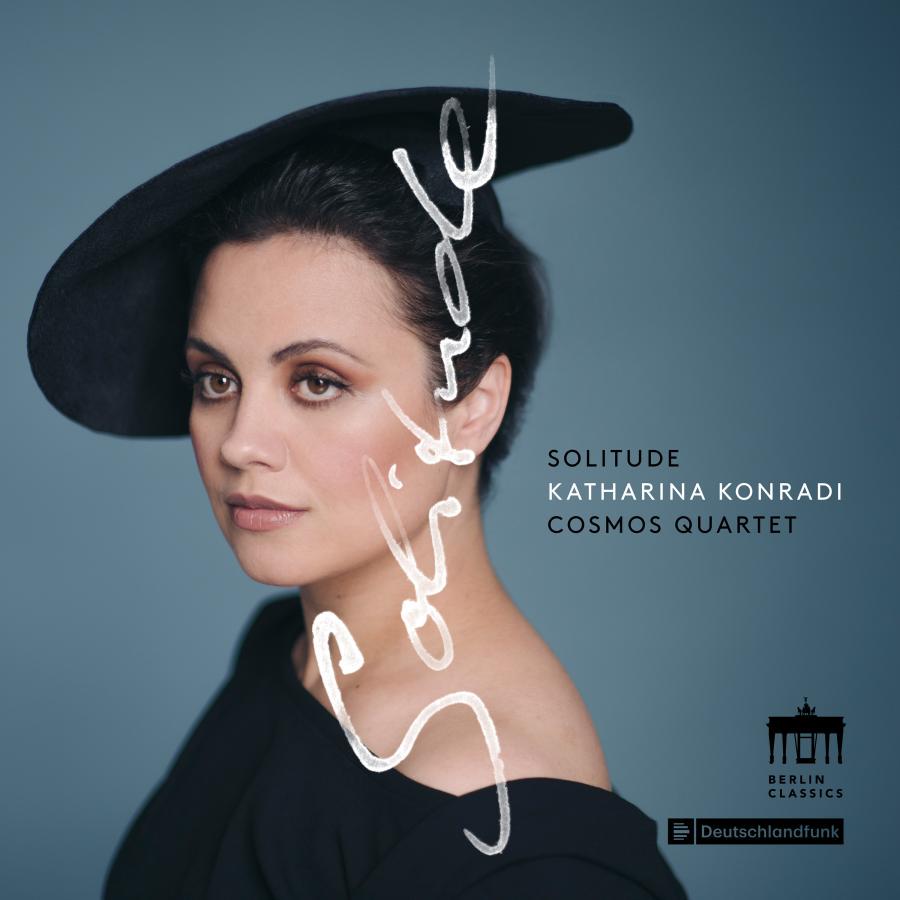 Release-Cover „Solitude“ von Sängerin Katharina Konradi mit Cosmos Quartet. Farbiges Porträt mit schwarzem Hut vor blaugrünem Hintergrund, überlagert von weißer handschriftlicher Typografie; ruhige Nahaufnahme mit weichem Licht.