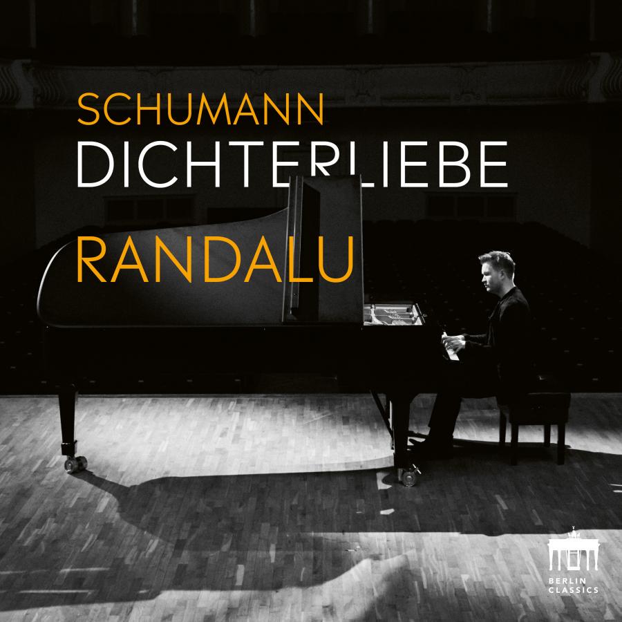 Release-Cover „Schumann: Dichterliebe“ von Pianist Kristjan Randalu. Pianist sitzt am Flügel auf einer dunklen Bühne, überlagert von weißer und gelber Typografie; weite Seitenansicht, starke Kontraste und konzentrierte Konzertstimmung.
