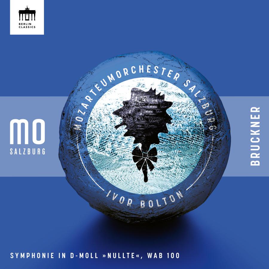 Release-Cover „Bruckner: Symphonie in D-Moll ‚Nullte‘, WAB 100“ mit dem Mozarteumorchester Salzburg unter Ivor Bolton. Grafisches Cover mit blauem Hintergrund und zentraler Abbildung einer Mozartkugel; kühle, klare Frontalansicht und moderne Optik.