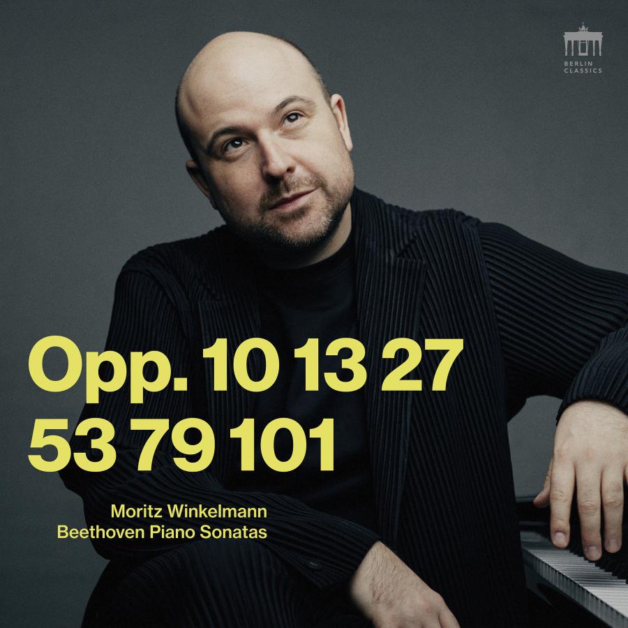 Release-Cover „Beethoven: Piano Sonatas Opp. 10 / 13 / 27 / 53 / 79 / 101“ von Pianist Moritz Winkelmann. Dunkles Porträt am Klavier mit gelber Großtypografie; grauer Hintergrund, konzentrierter Blick und ruhige, moderne Studioatmosphäre.
