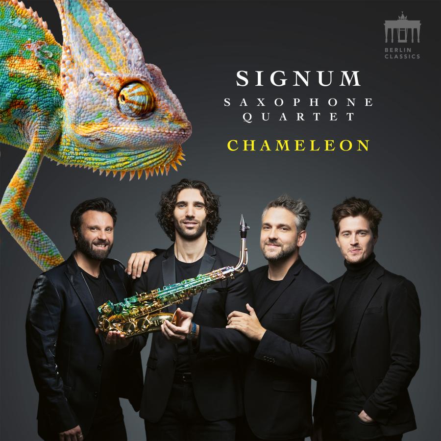 Release-Cover „Chameleon“ des Signum Saxophone Quartet. Vier Musikern in schwarzer Kleidung, einer davon hält ein Saxophon, über der Gruppe in der linken Ecke ist ein farbiges Chamäleon im Hintergrund; dunkler Hintergrund, klare Studioausleuchtung und kontrastreiche, verspielte Bildwirkung.
