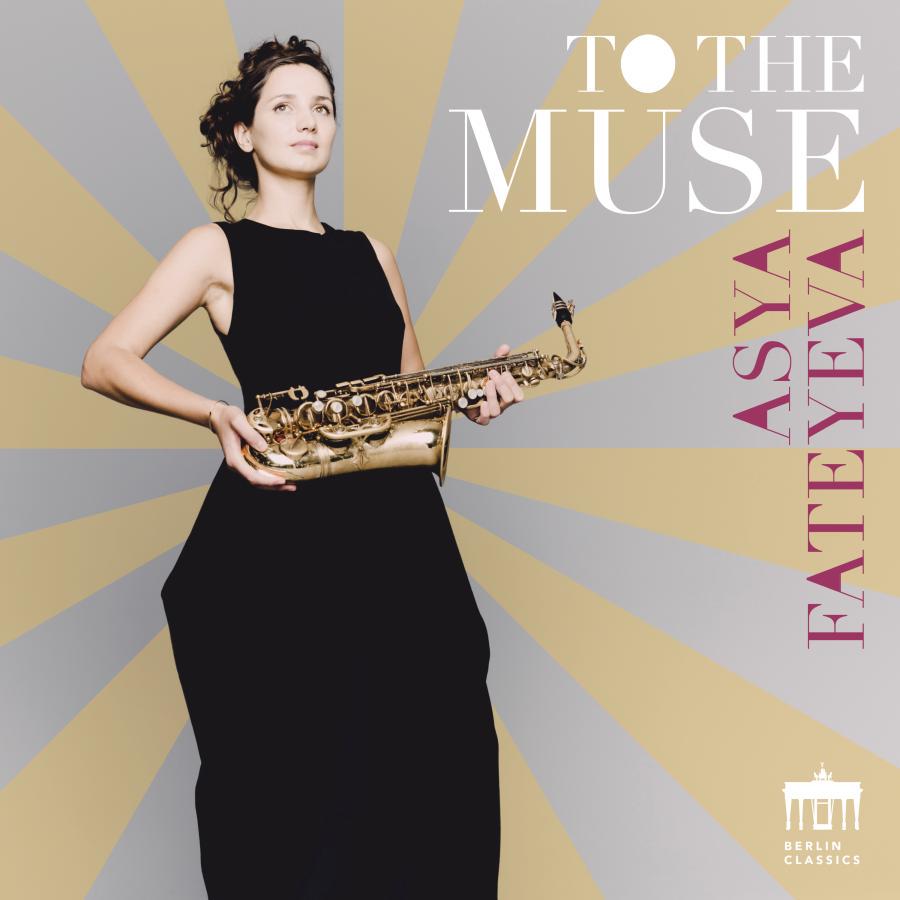 Release-Cover „To the Muse“ von Saxophonistin Asya Fateyeva. Porträt in schwarzem Kleid mit Saxophon in den Händen vor strahlenförmigem grau-gelbem Hintergrund; helle Studioaufnahme, frontale Pose und grafische, elegante Wirkung.