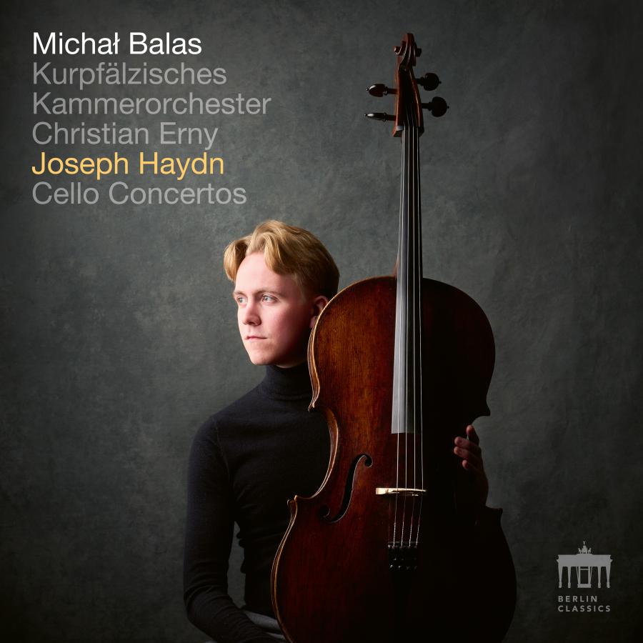 Release-Cover „Haydn: Cello Concertos“ von Cellist Michał Balas mit Kurpfälzisches Kammerorchester unter Christian Erny. Porträt des Cellisten mit großem Violoncello vor dunkelgrünem Hintergrund; seitlicher Blick, weiches Licht und klassische Porträtwirkung.