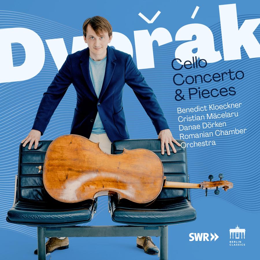 Release-Cover „Dvořák: Cello Concerto & Pieces“ mit Cellist Benedikt Kloeckner, Cristian Măcelaru, Danae Dörken und Romanian Chamber Orchestra. Portrtät des Cellisten hinter einem liegenden Violoncello auf zwei Stühlen vor blauem Hintergrund; frontale Perspektive, helle Farben und klare Typografie.