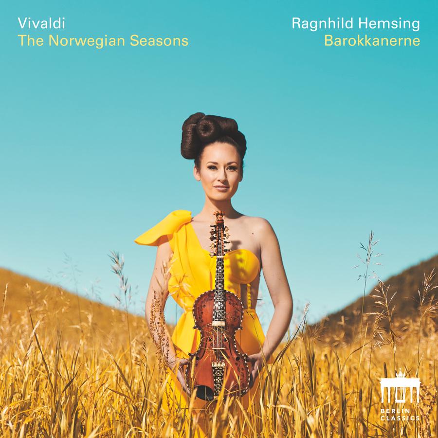 Release-Cover „Vivaldi: The Norwegian Seasons“ von Geigerin Ragnhild Hemsing mit Barokkanerne. Ragnhild Hemsing im gelben Kleid mit Hardanger Fidel zentral in einem goldenen Feld vor türkisblauem Himmel; helle, warme Außenaufnahme und frontale Pose.