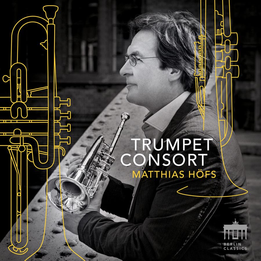 Release-Cover „Trumpet Consort“ von Trompeter Matthias Höfs. Schwarz-Weiß-Porträt im Seitenprofil mit Trompete in der Hand, überlagert von gelben Linienzeichnungen von Trompeten; gedämpfte Kontraste, ruhige Nahaufnahme und grafische Musikerinszenierung.