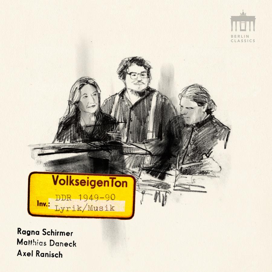 Release-Cover „VolkseigenTon“ mit Pianistin Ragna Schirmer, Matthias Daneck und Axel Ranisch. Zeichnerische Grafik in Schwarz-Weiß mit drei skizzierten Personen und gelbem DDR-Schild; heller Papierhintergrund, lockerer Illustrationsstil und dokumentarische Wirkung.