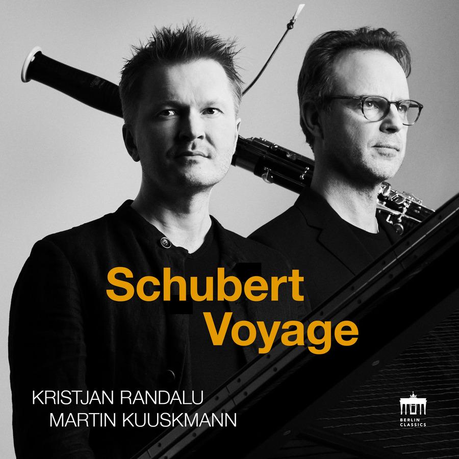 Release-Cover „Schubert Voyage“ mit Pianist Kristjan Randalu und Fagottist Martin Kuuskmann. Schwarz-Weiß-Foto zweier Musiker mit sichtbarem Fagott und Flügel, überlagert von gelber Typografie; frontale Porträtkomposition mit klarer, moderner Wirkung.