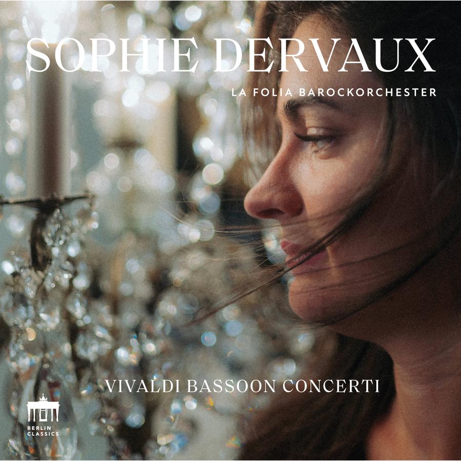 Release-Cover „Vivaldi Bassoon Concerti II“ von Fagottistin Sophie Dervaux mit La Folia Barockorchester. Weiches Porträt im Seitenprofil zwischen glitzernden Lichtreflexen, im Hintergrund Kronleuchter; warme Beige- und Silbertöne, sanfte Nahaufnahme und verträumte Lichtstimmung.