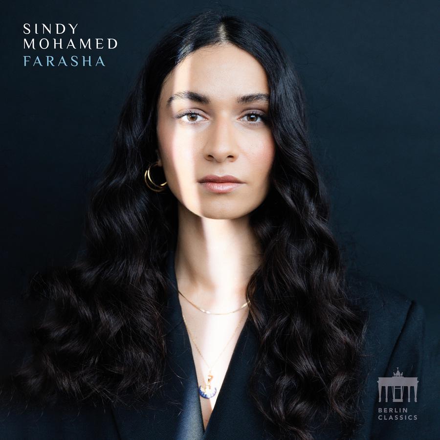 Release-Cover „Farasha“ von Bratschistin Sindy Mohamed. Porträt von Sindy Mohamed mit langen dunklen Haaren vor dunkelblauem Hintergrund; frontale Nahaufnahme, kühle Farben, weiches Licht und ruhige, intensive Wirkung.