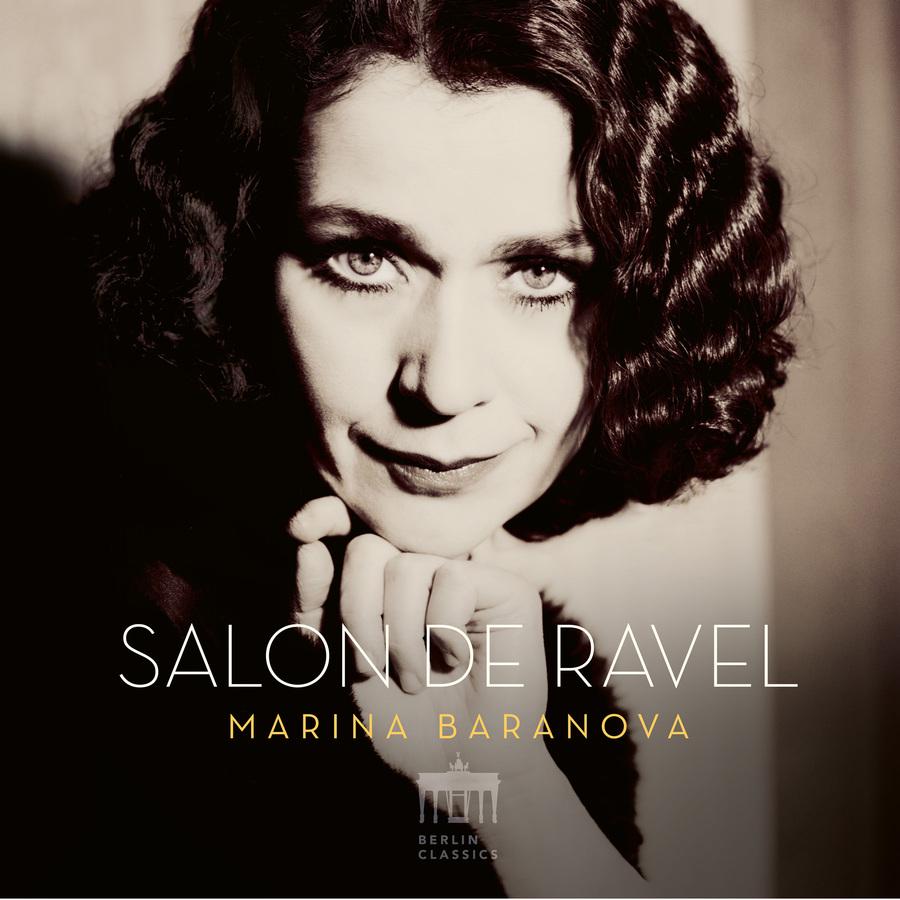 Release-Cover „Salon de Ravel“ von Pianistin Marina Baranova. Sepiafarbenes Schwarz-Weiß-Porträt der Pianistin mit lockigem Haar und direktem Blick, Kopf auf eine Hand aufgestützt; enge Nahaufnahme, weiches Licht und nostalgische Salon-Atmosphäre.