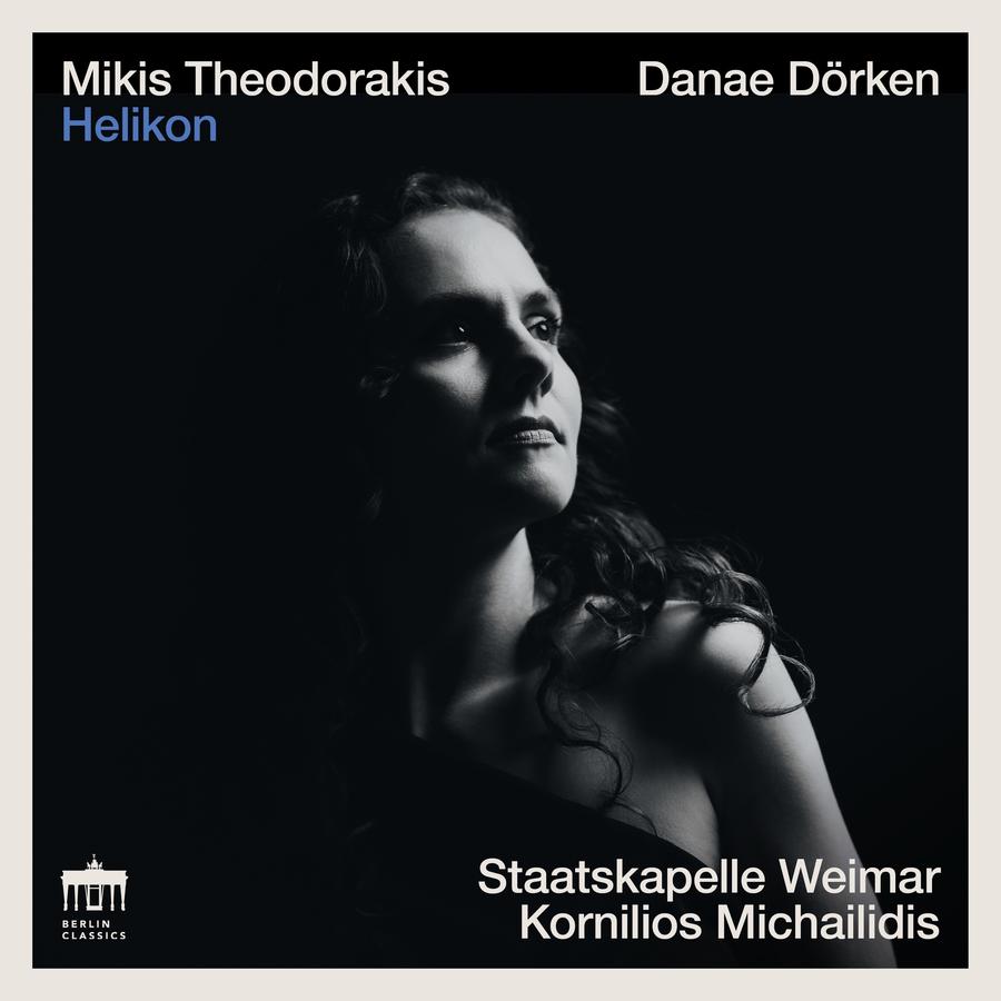 Release-Cover „Theodorakis Helikon“ mit Pianistin Danae Dörken, Staatskapelle Weimar und Kornilios Michailidis. Schwarz-Weiß-Porträt der Pianistin in dramatischem Seitenlicht vor schwarzem Hintergrund; starke Schatten, ruhige Nahaufnahme und intensive Konzertästhetik.