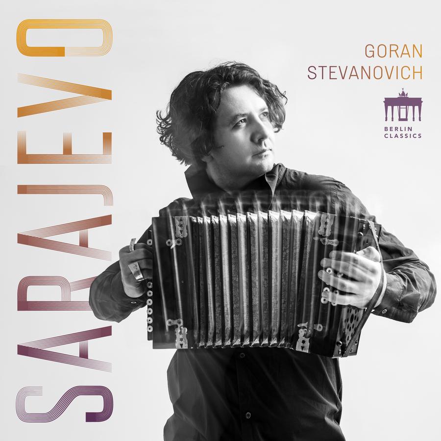 Release-Cover „Sarajevo“ von Akkordeonist Goran Stevanovich. Schwarz-Weiß-Porträt mit großer vertikaler Typografie am linken Rand; helle, reduzierte Frontalansicht, sichtbares Akkordeon und ruhige Musikerpose.