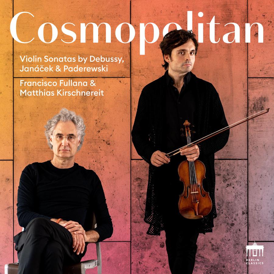 Release-Cover „Cosmopolitan“ mit Violinist Francisco Fullana und Pianist Matthias Kirschnereit. Zwei Musiker vor orangefarbener Wand, einer sitzend, einer stehend mit Violine und Bogen; warme Farben, frontale Perspektive und moderne Kammermusik-Wirkung.