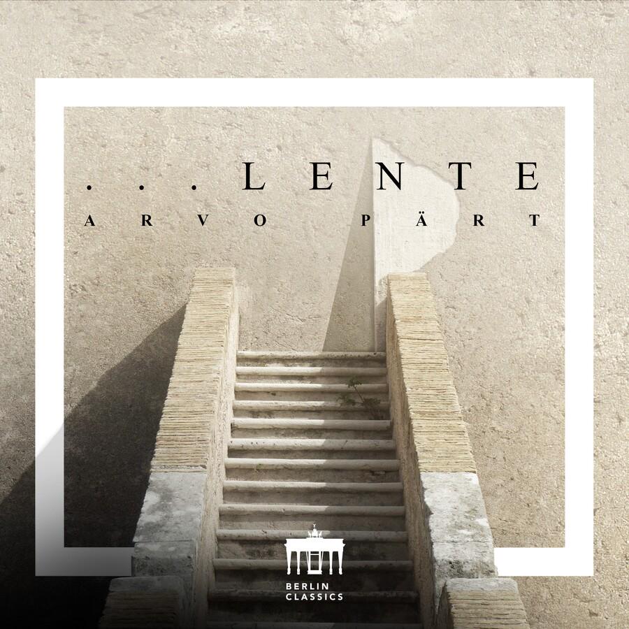 Release-Cover „...Lente“ vom Concerto Copenhagen und dem Estonian Philharmonic Chamber Choir. Helles Architekturfoto einer Treppe zwischen Steinmauern, eingerahmt von weißem Quadrat und feiner Typografie; beige Grautöne, frontale Perspektive und minimalistische, stille Stimmung.