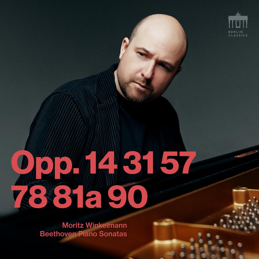 Release-Cover „Beethoven: Piano Sonatas Opp. 14 31 57 78 81a 90“ von Pianist Moritz Winkelmann. Dunkles Porträt  am Flügel mit Blick in die Kamera und roter Großtypografie; gedämpfte Grau- und Schwarztöne, warme Klavierdetails und konzentrierte Nahaufnahme.