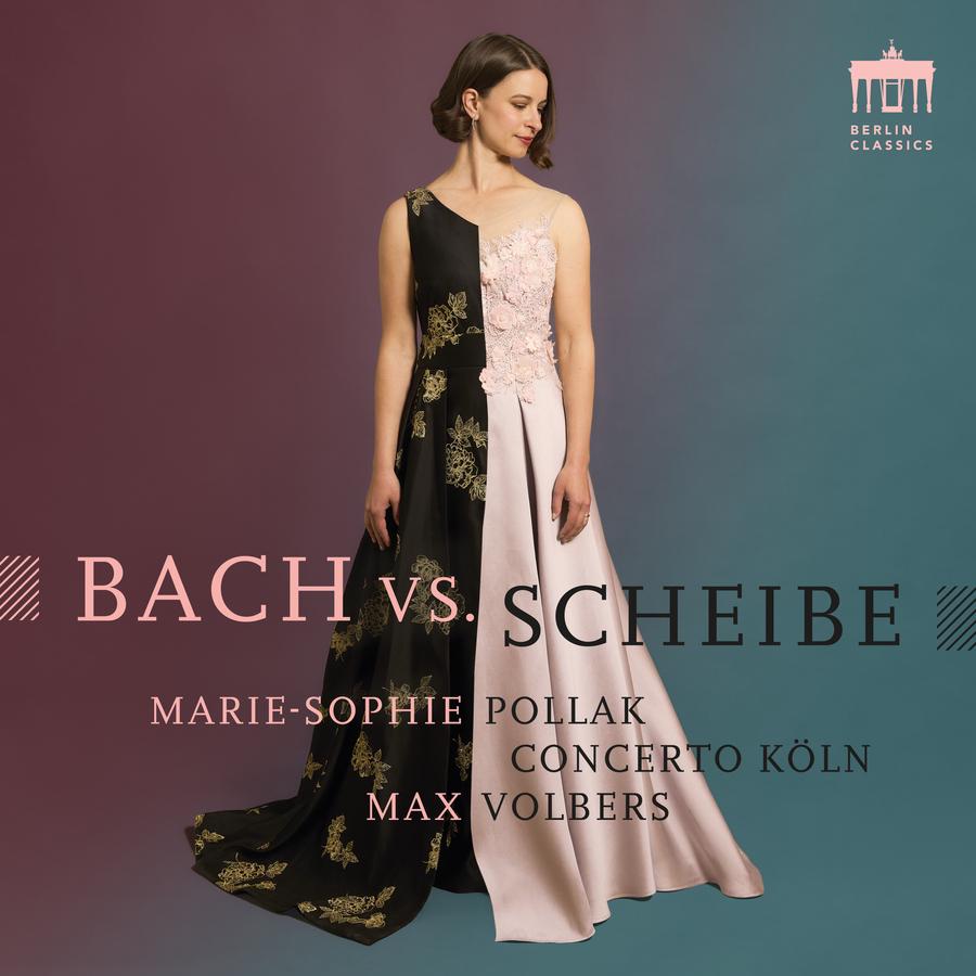 Release-Cover „Bach vs. Scheibe“ mit Marie-Sophie Pollak, Concerto Köln und Max Volbers. Ganzkörperporträt der Sängerin in bodenlangem zweigeteilten Kleid vor geteiltem Rot-Türkis-Hintergrund; frontale Studioansicht, weiches Licht und elegante Barockwirkung.