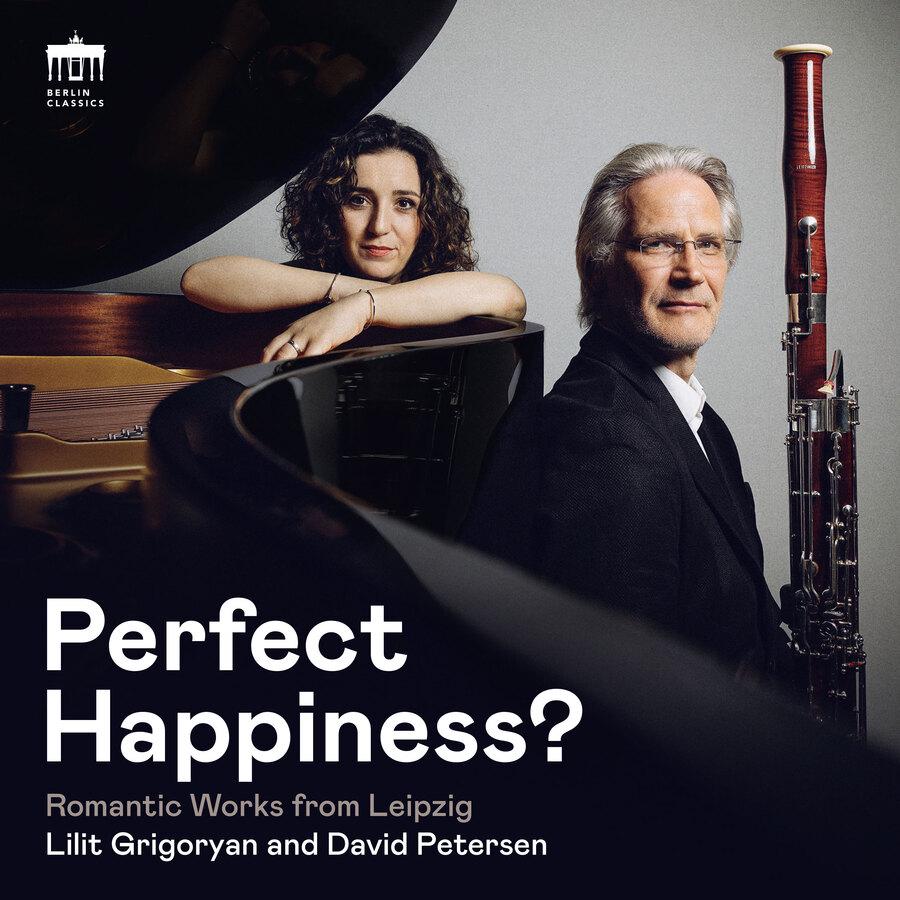 Release-Cover „Perfect Happiness?“ mit Pianistin Lilit Grigoryan und Fagottist David Petersen. Pianistin am Flügel und Fagottist neben einem Fagott; gedämpfte Grau- und Schwarztöne, frontale Porträtkomposition und ruhige Kammermusik-Atmosphäre.