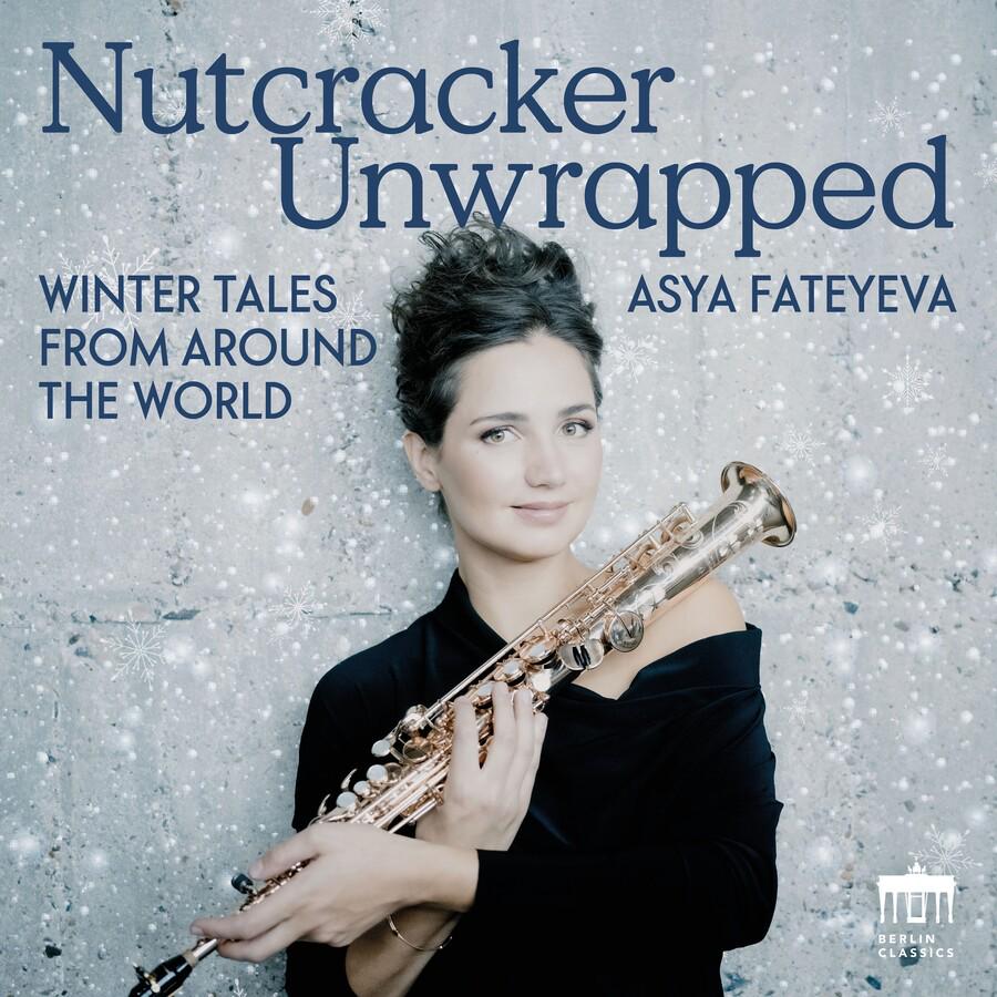 Release-Cover „Nutcracker Unwrapped“ von Saxophonistin Asya Fateyeva. Helles Porträt von Asya Fateyeva mit Saxophon vor winterlich glitzerndem Hintergrund; kühle Blau- und Silbertöne, frontale Perspektive und festliche, klare Lichtstimmung.