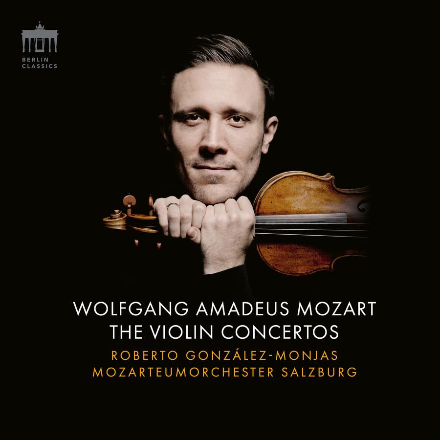 Release-Cover „Mozart: The Violin Concertos“ mit Violinist González-Monjas und Mozarteumorchester Salzburg. Dunkles Porträtf mit Violine unter dem Kinn und direktem Blick; schwarzer Hintergrund, warmes Licht und konzentrierte Nahaufnahme.