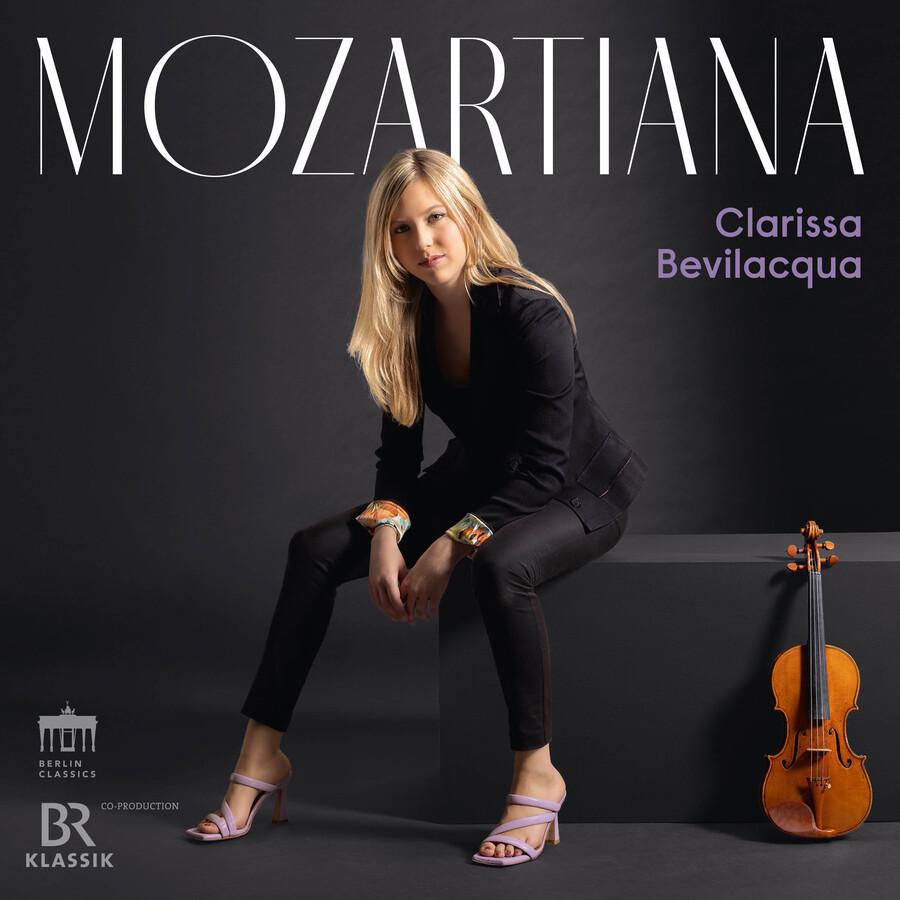 Release-Cover „Mozartiana“ von Clarissa Bevilacqua. Porträt der Geigerin sitzend in schwarzer Kleidung, rechts steht eine Violine auf dunklem Hintergrund; elegante frontale Studioansicht mit großen weißen Lettern und violettem Namenszug.