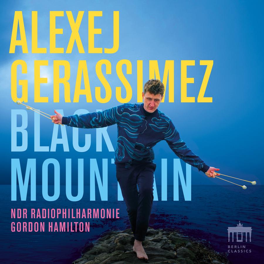 Release-Cover „Black Mountain“ von Perkussionist Alexej Gerassimez mit NDR Radiophilharmonie unter Gordon Hamilton. Gerassimez steht auf Felsen vor blauem Meer und Himmel, mit gelber und weißer Großtypografie; helle, dynamische Außenaufnahme.