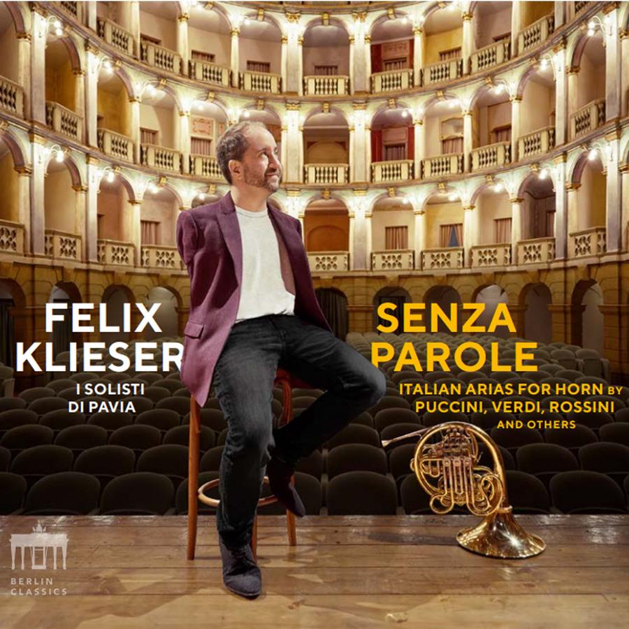 Release-Cover „Senza Parole“ von Hornist Felix Klieser mit I Solisti di Pavia. Felix Klieser sitzt auf der Bühne eines Opernhauses neben einem Horn; warme Gold- und Brauntöne, frontale Perspektive und festliche Konzertsaalstimmung.