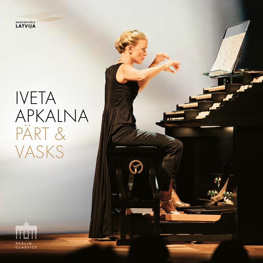 Release-Cover „Pärt & Vasks“ von Organistin Iveta Apkalna. Seitliches Porträt, Iveta Apkalna sitzt an einer Orgel und ist spielbereit; heller Hintergrund, warme Bühnenbeleuchtung und ruhige, elegante Konzertperspektive.