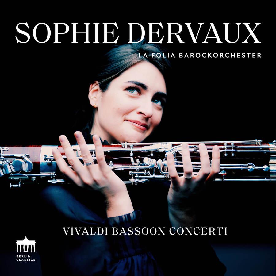 Release-Cover „Vivaldi Bassoon Concerti III“ von Fagottistin Sophie Dervaux. Dunkles Porträt mit stark beleuchtetem Gesicht und waagerecht gehaltenem Instrument. Die Musikerin blickt nach oben, leicht links; kühle Schwarztöne, stark kontrastiert, frontale Aufnahme und positive, fröhliche Stimmung.