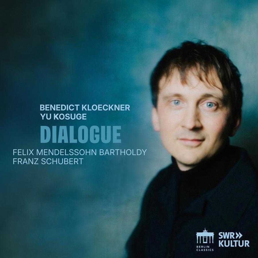 Porträtfoto von Benedikt Kloeckner vor weichem, blauem Hintergrund, frontal und hell ausgeleuchtet; Album „Dialogue“ mit Yu Kosuge, Werke von Felix Mendelssohn Bartholdy und Franz Schubert, ruhige Farbgebung in Blau- und Grautönen